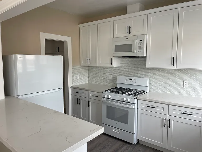 1510 E 3rd St #5 — Photo 5