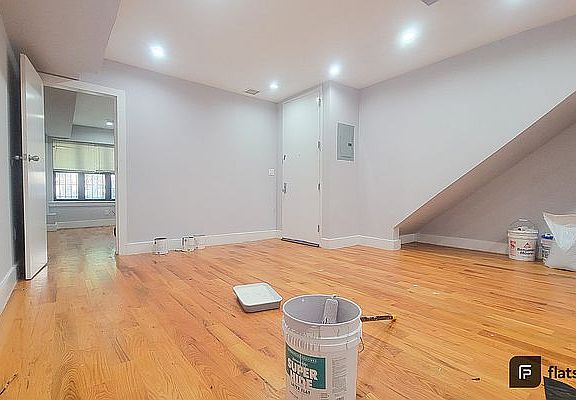 3rd image of 586 Bainbridge St #2