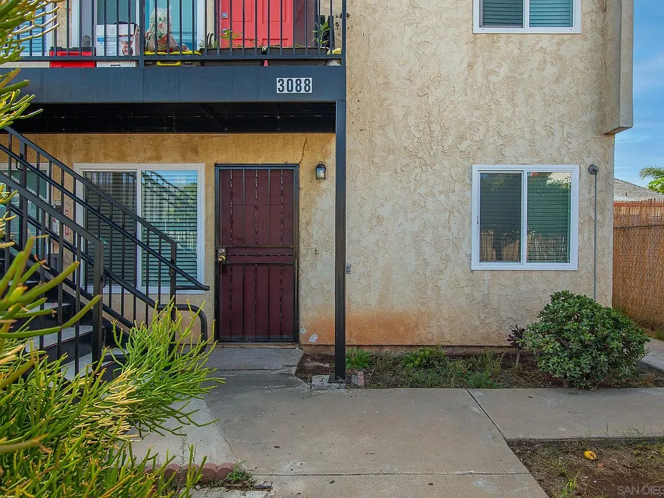 3086 Main St #3
