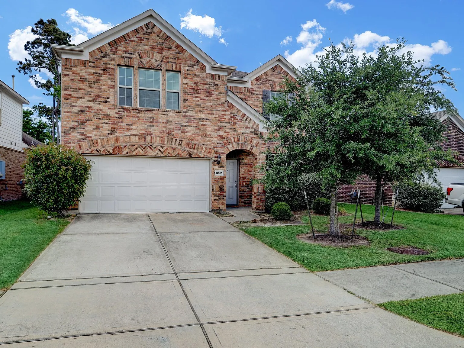 4 bed, 2.5 bath, 2527 sqft, $2,650 — Photo 2