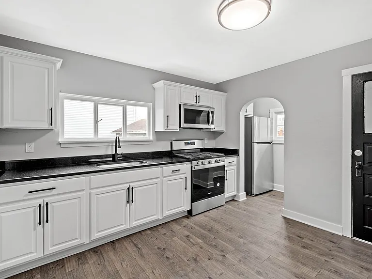 105 Broadway St — Photo 15