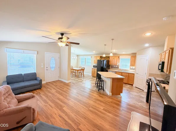 204 Kingsley St, Grants Pass, OR 97526