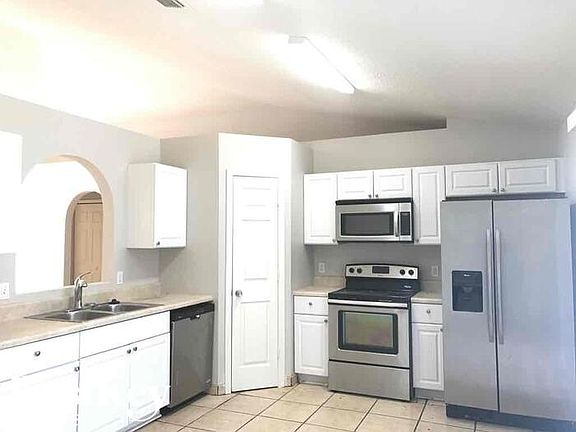 4th image of 46 Peterlee Ct