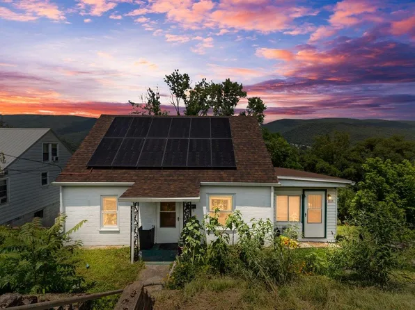 1111 Wolf St, Narrows, VA 24124