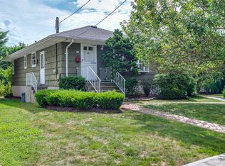 37 Hampton Blvd, Massapequa, NY 11758