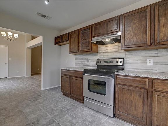 4th image of 905 Dixon Ln