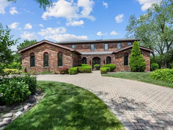 407 Royal Glen Ct, Oak Brook, IL 60523