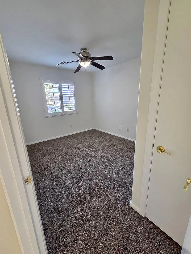 Stallion Mountain Single story Gated Community 3 bedroom for Rent — Photo 3