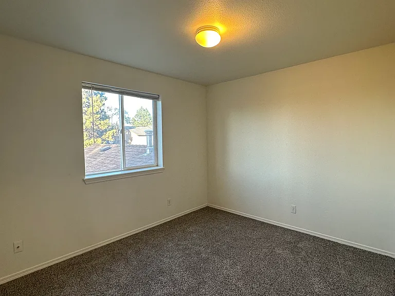 985 NE Hidden Valley Dr — Photo 14