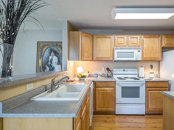 5th image of 3045 Westminster Dr APT 101