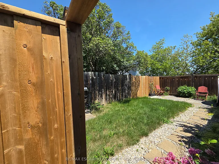 77 Paradise Rd S — Photo 16