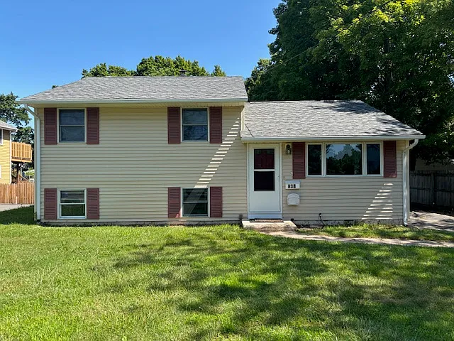 3 bed, 1196 sqft, $2,350 — Photo 3
