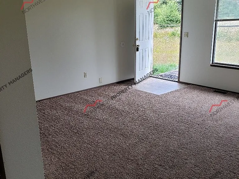 556 Avery Rd W — Photo 2