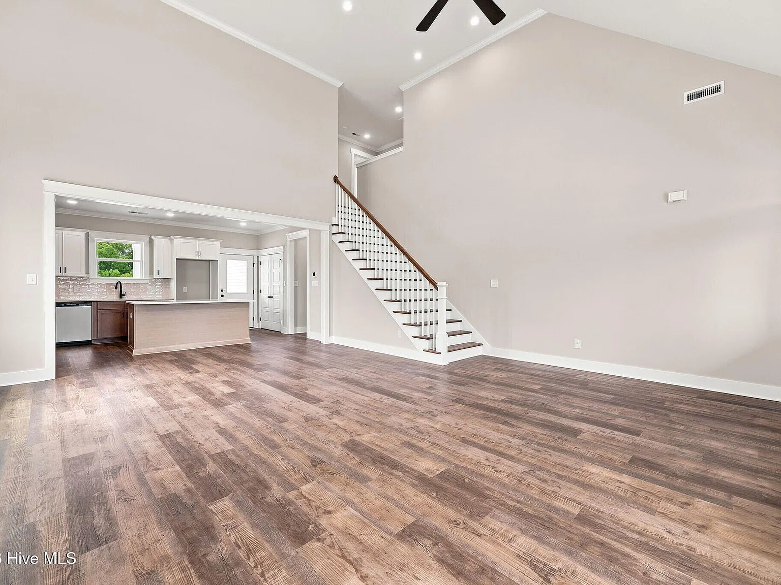 3 bed, 3.5 bath, 2002 sqft, $2,850 — Photo 3