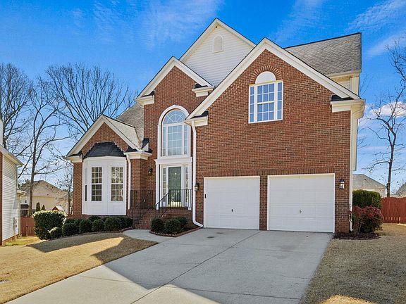 2nd image of 122 E Glohaven Pl