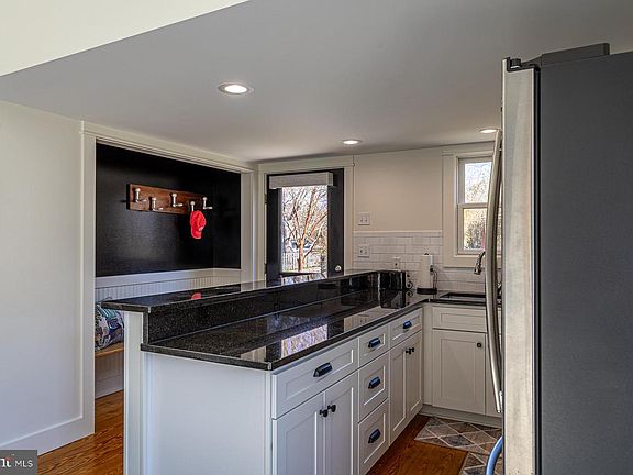 4th image of 48 Steamboat Rd