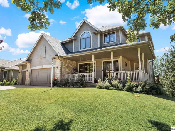 710 Eagle Crest Cir, Papillion, NE 68133
