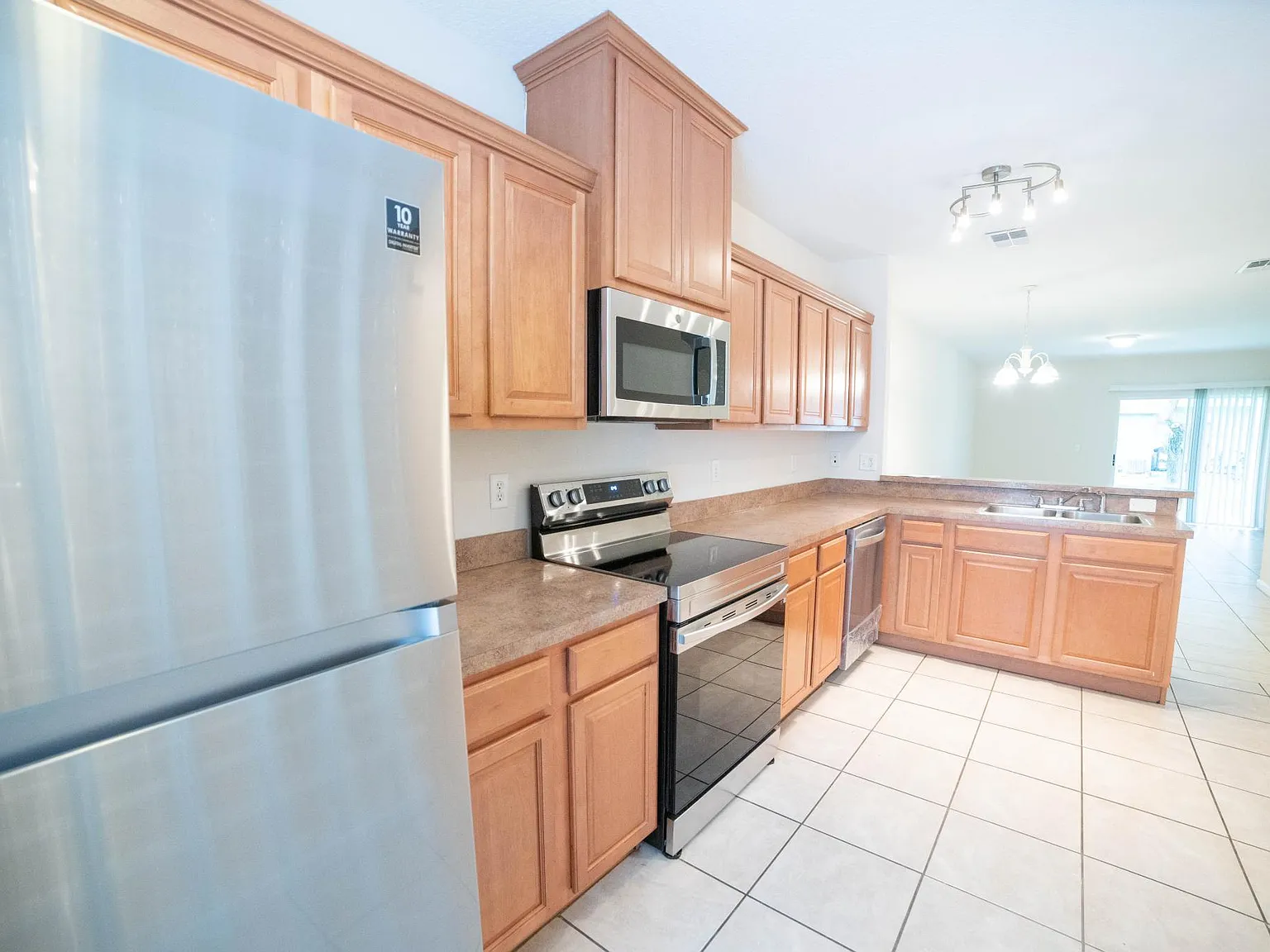 2 bed, 2.5 bath, 1305 sqft, $1,995 — Photo 2