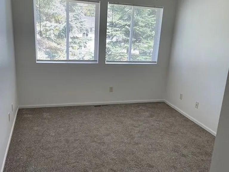 2400-2418 Hillcrest Dr — Photo 9