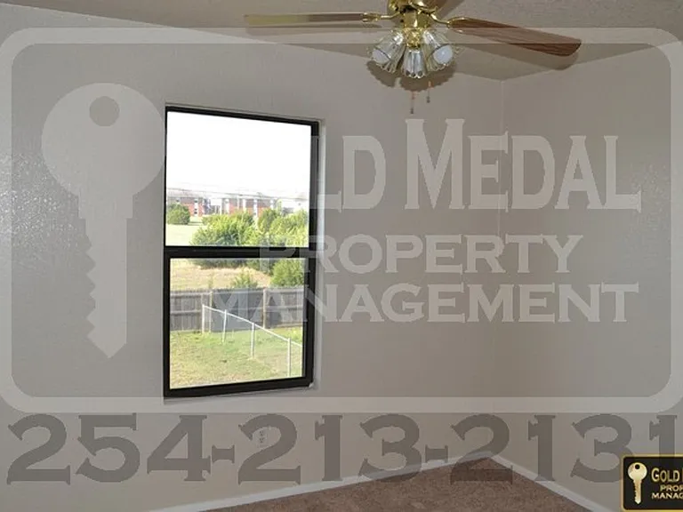 1106 Leslie Cir — Photo 7