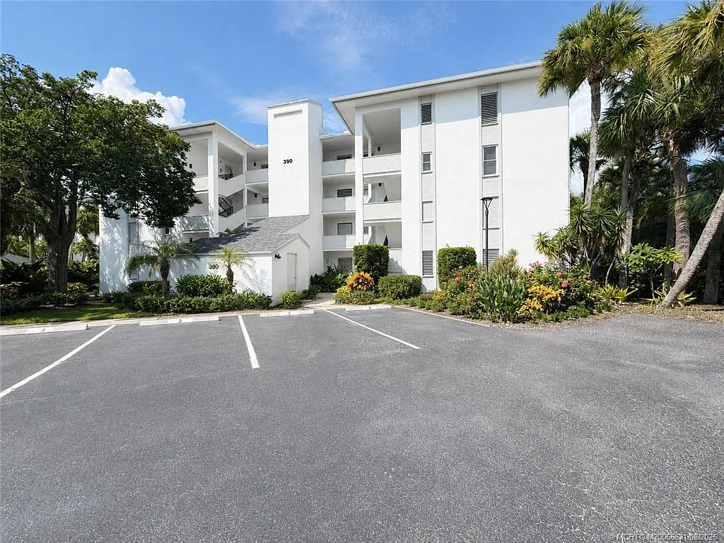 2 bed, 2.0 bath, 970 sqft, $3,500 — Photo 2