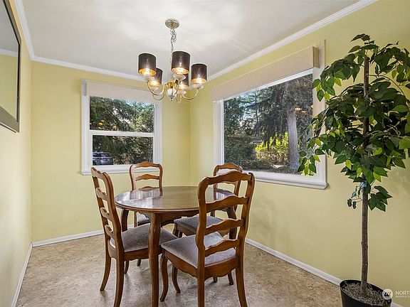 4th image of 10113 Woodland Avenue E