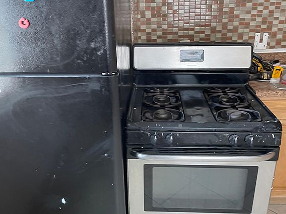 4th image of 946 Castle Hill Ave Floor 1