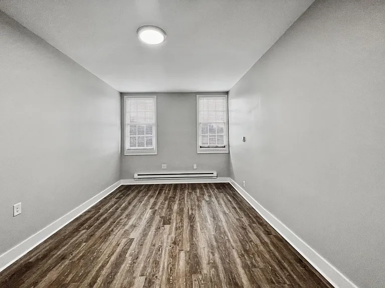 327-337 W Chestnut St — Photo 9