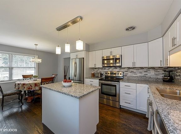 4th image of 6 E White Oak St