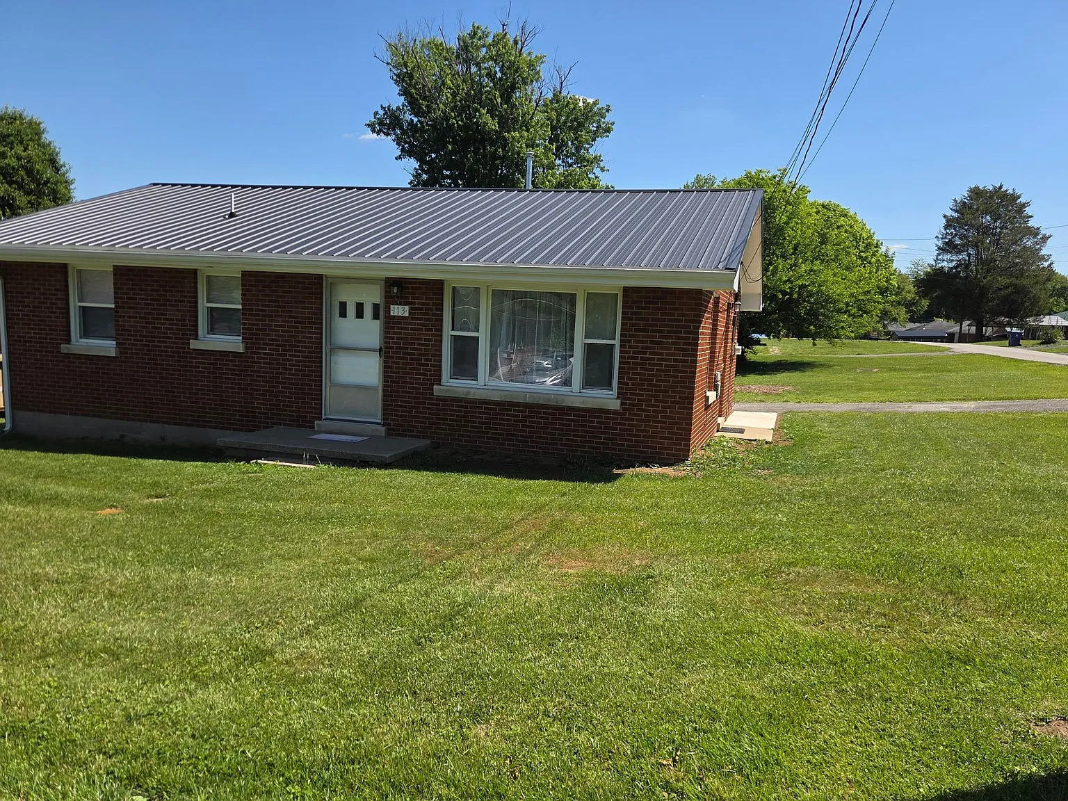 3 Bedroom Brick Ranch located in quiet neighborhood — Photo 2
