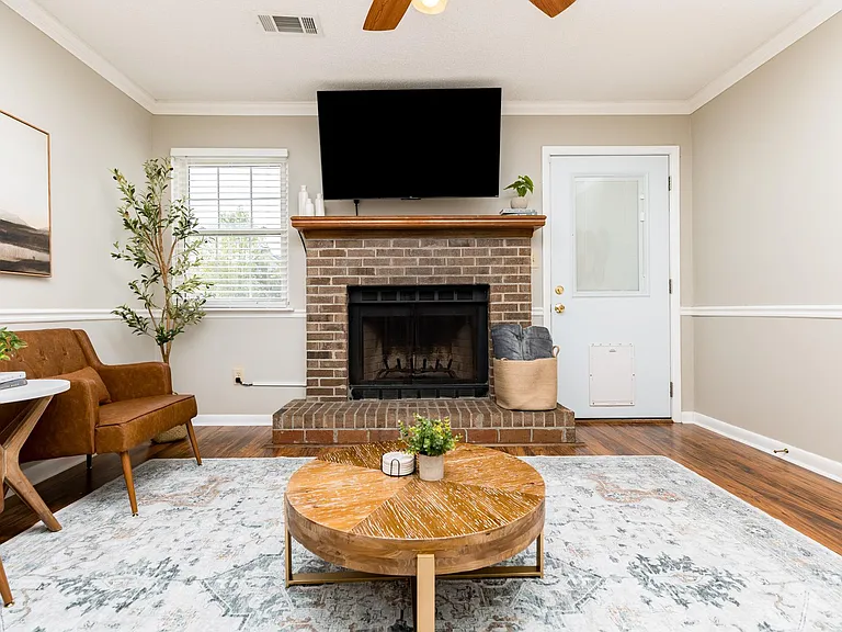 134 Sussex Dr — Photo 3