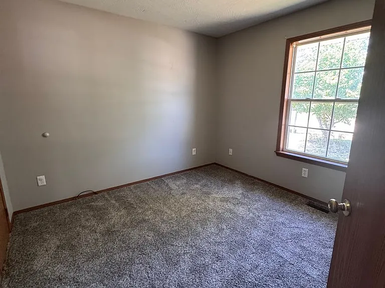 508 N Douglas Dr — Photo 6