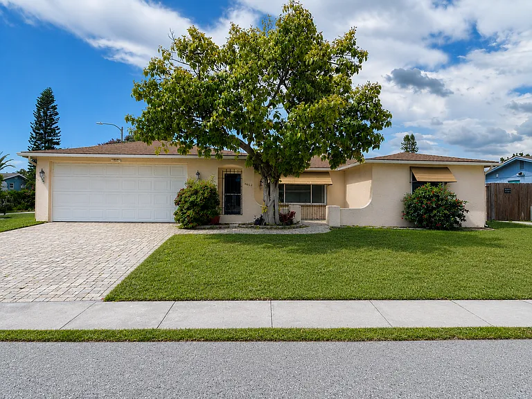 7725 Bloomfield Dr — Photo 1