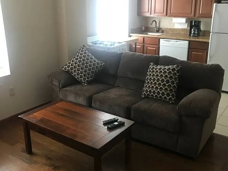 1001 E Cason st — Photo 3
