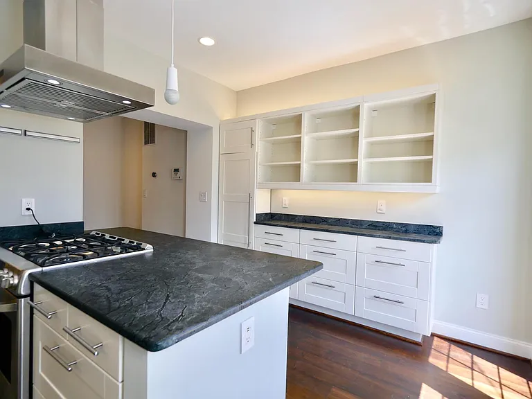 1149 Abbey Pl NE — Photo 9