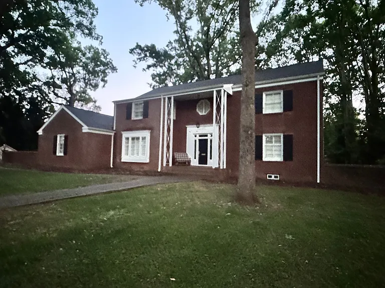 906 Crescent Cir — Photo 4