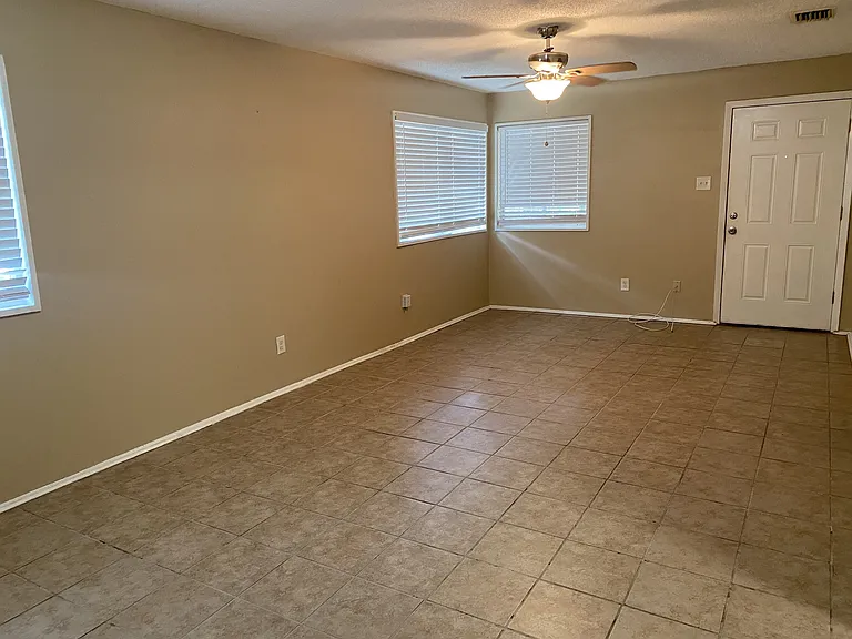 4066 Wesley Ln S — Photo 2