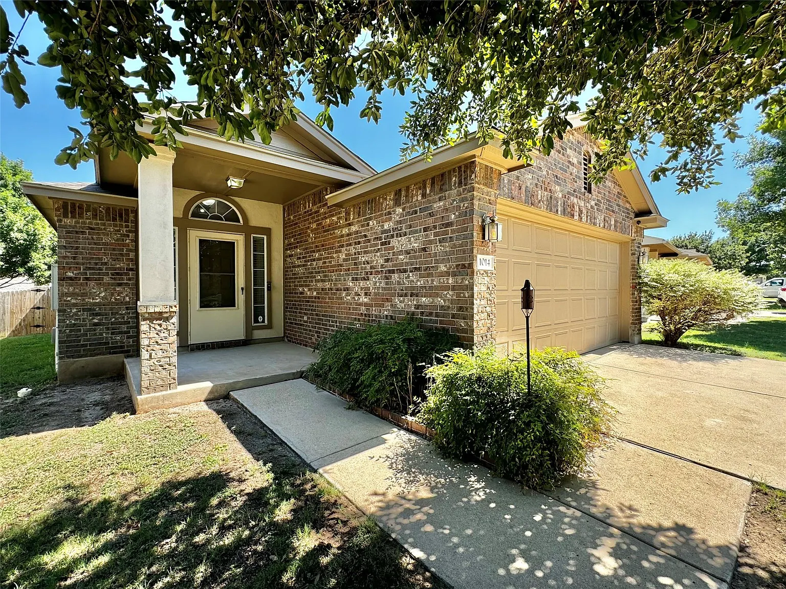 3 bed, 2.0 bath, 1360 sqft, $2,100 — Photo 3