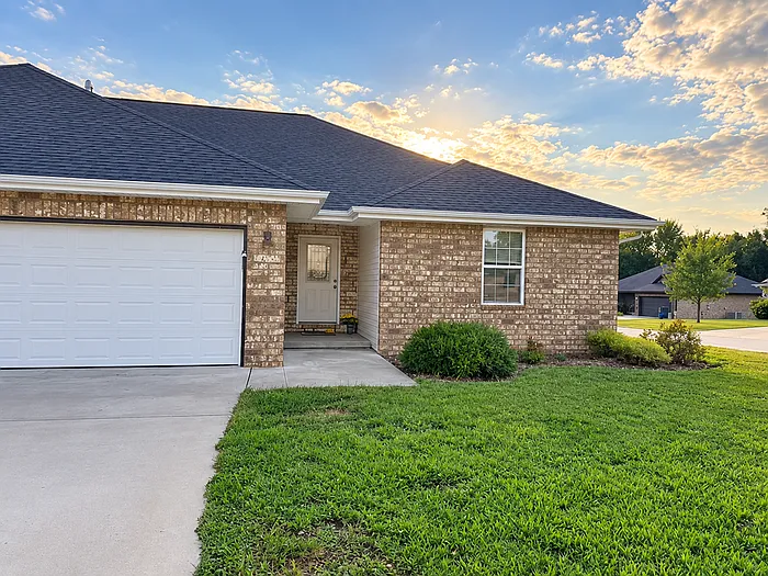 3 bed, 2.0 bath, 1362 sqft, $1,795 — Photo 1
