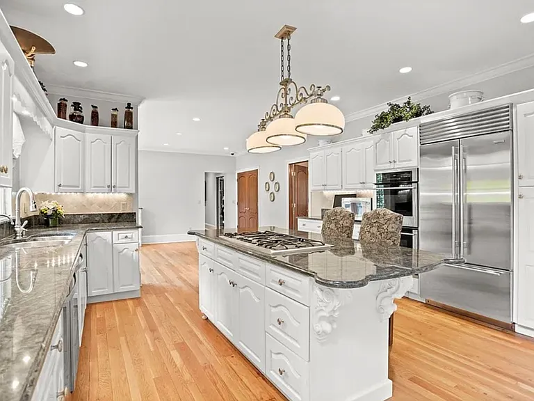 376 Westover Rd — Photo 9