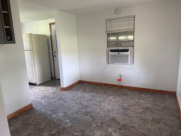 4th image of 1825 E Pierce St