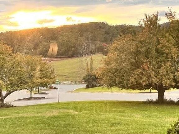 4th image of 300 Hayfield Dr