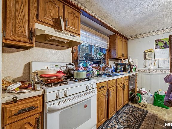 3rd image of 15 Hanover Rd W