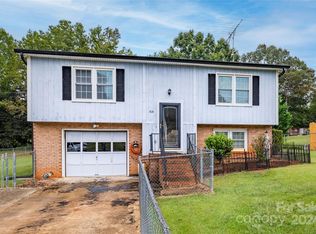 1404 Lancer Dr, Hickory, NC 28602