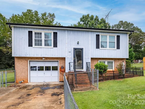1404 Lancer Dr, Hickory, NC 28602