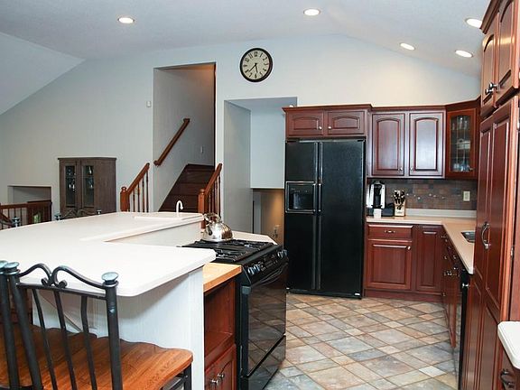 4th image of 48 Brainard Rd