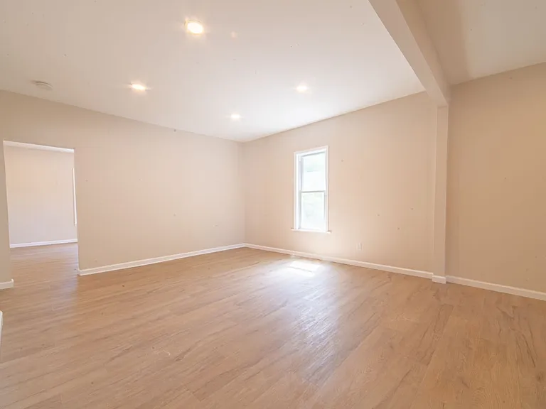 730 E Montrose St — Photo 5