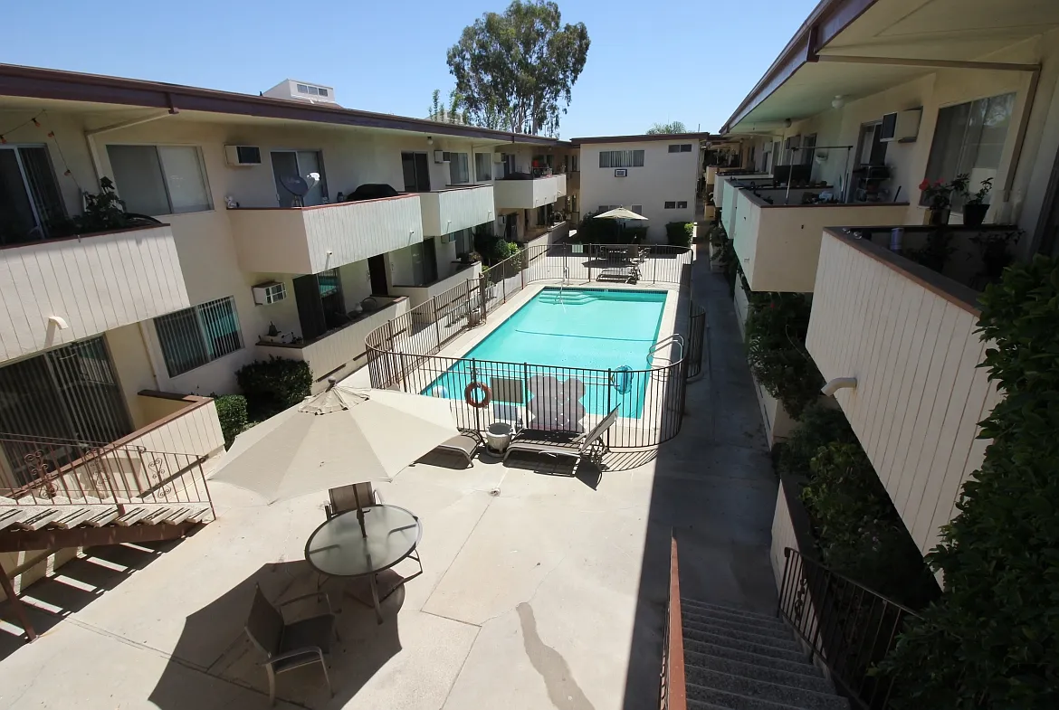 Newcastle Ave, Encino — Photo 4