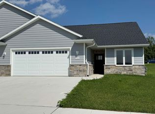 3600 Wagon Wheel Ln, Dubuque, IA 52002