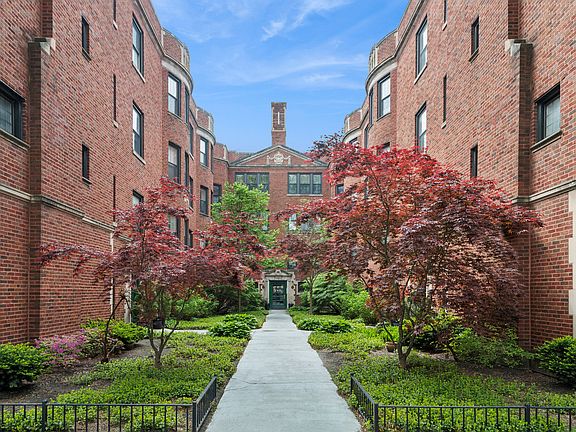 2nd image of 1427 W Elmdale Ave APT 2A